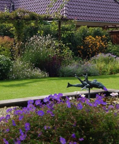 Vijvertuin met kleurrijke borders