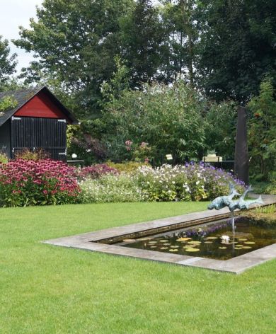 Vijvertuin met kleurrijke borders