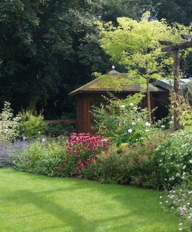 Vijvertuin met kleurrijke borders