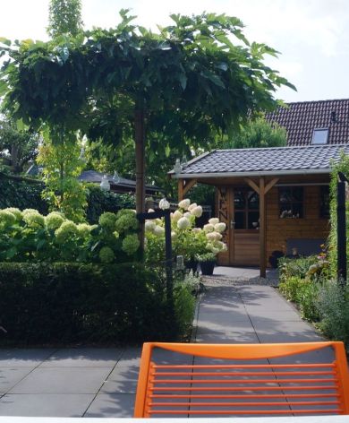 Sfeervolle tuin met veel groen