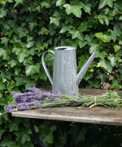 Tuin met overkapping en houtopslag