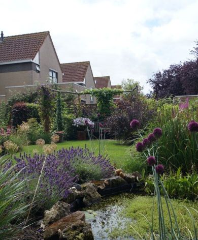 Tuin met natuurlijke materialen